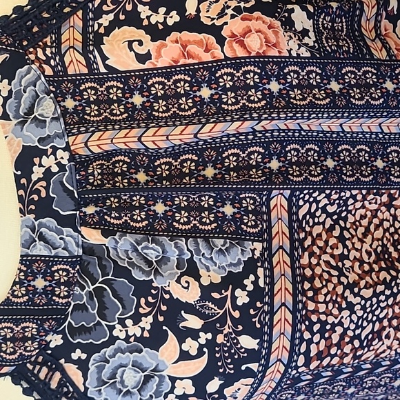 Cold shoulder bubble hem 3/4 sleeve blouse NY&co - Picture 4 of 7